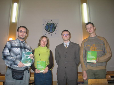 Trójka szczęśliwców wraz z przedstawicielem firmy IMAGIS